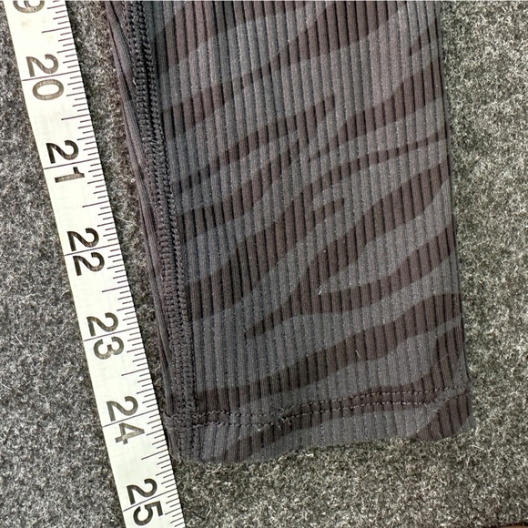 Carbon38 Printed Ribbed 7/8 Length Leggings In Ribbed Zebra Print, EUC - Picture 7 of 8